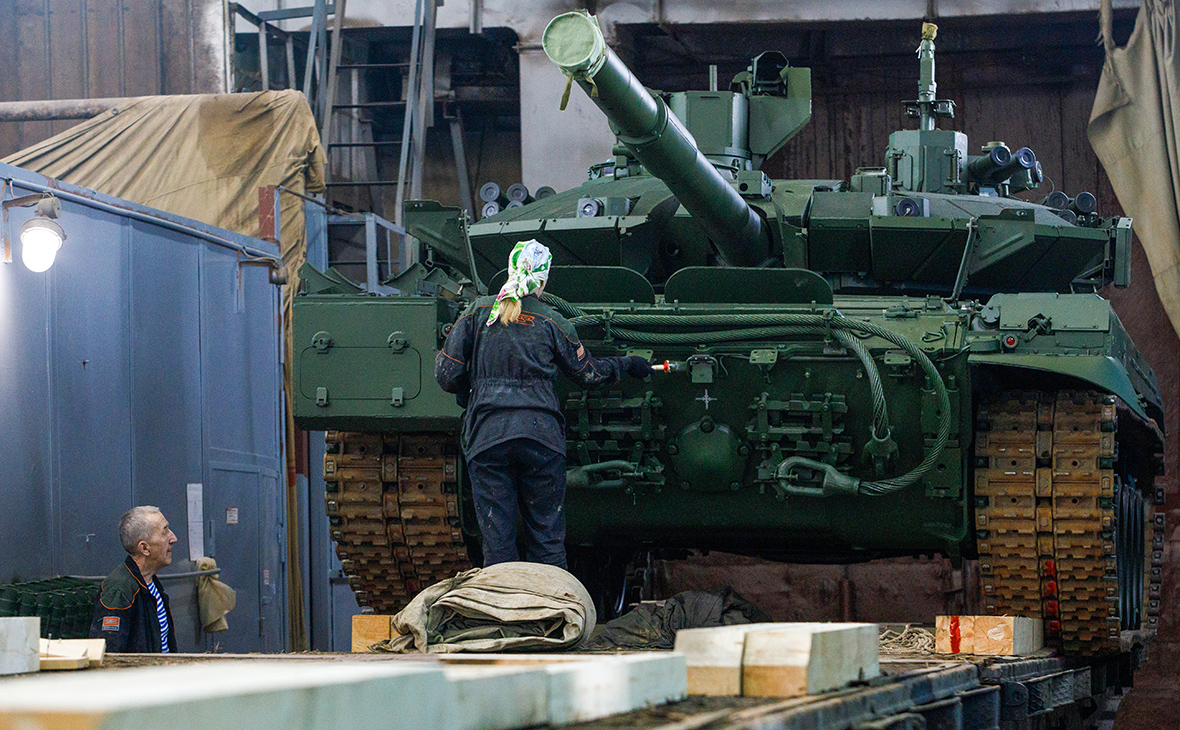 Российская армия получила первую партию модернизированных танков Т-90М